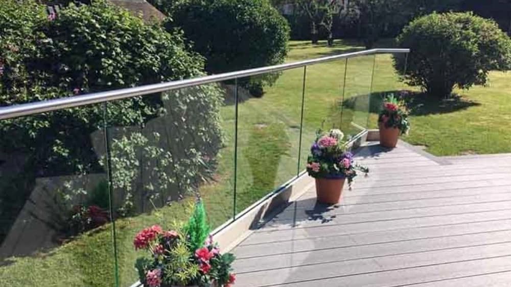 مزایای استفاده از نرده شیشه ای